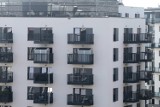 Na nowe osiedle w centrum Wrocławia wprowadzają się lokatorzy. Nie uwierzycie, co ustawili na balkonach