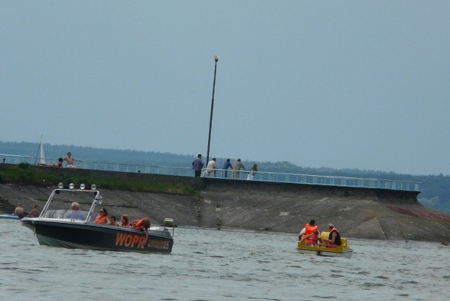 Na wodach Zalewu Sulejowskiego nadal będą się poruszać tylko motorówki służb ratunkowych