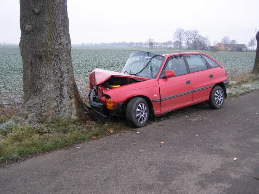 Samochód osobowy wjechał w drzewo koło Pordenowa [ZDJĘCIA]. Jedna osoba ucierpiała