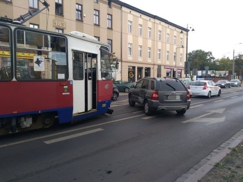 Na miejscu są pracownicy Nadzoru Ruchu Drogowego. Auto...