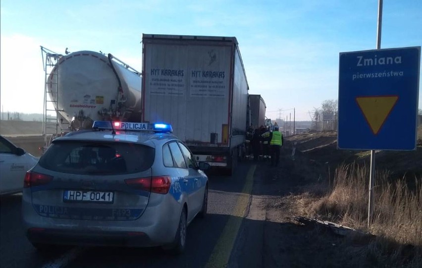 Wypadek na DK 1 koło Radomska. Zderzyły się 3 samochody ciężarowe. Utrudnienia