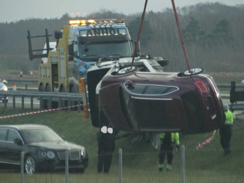 Autostrada A2: Wypadek lawety z dwoma Bentleyami Bentayga!