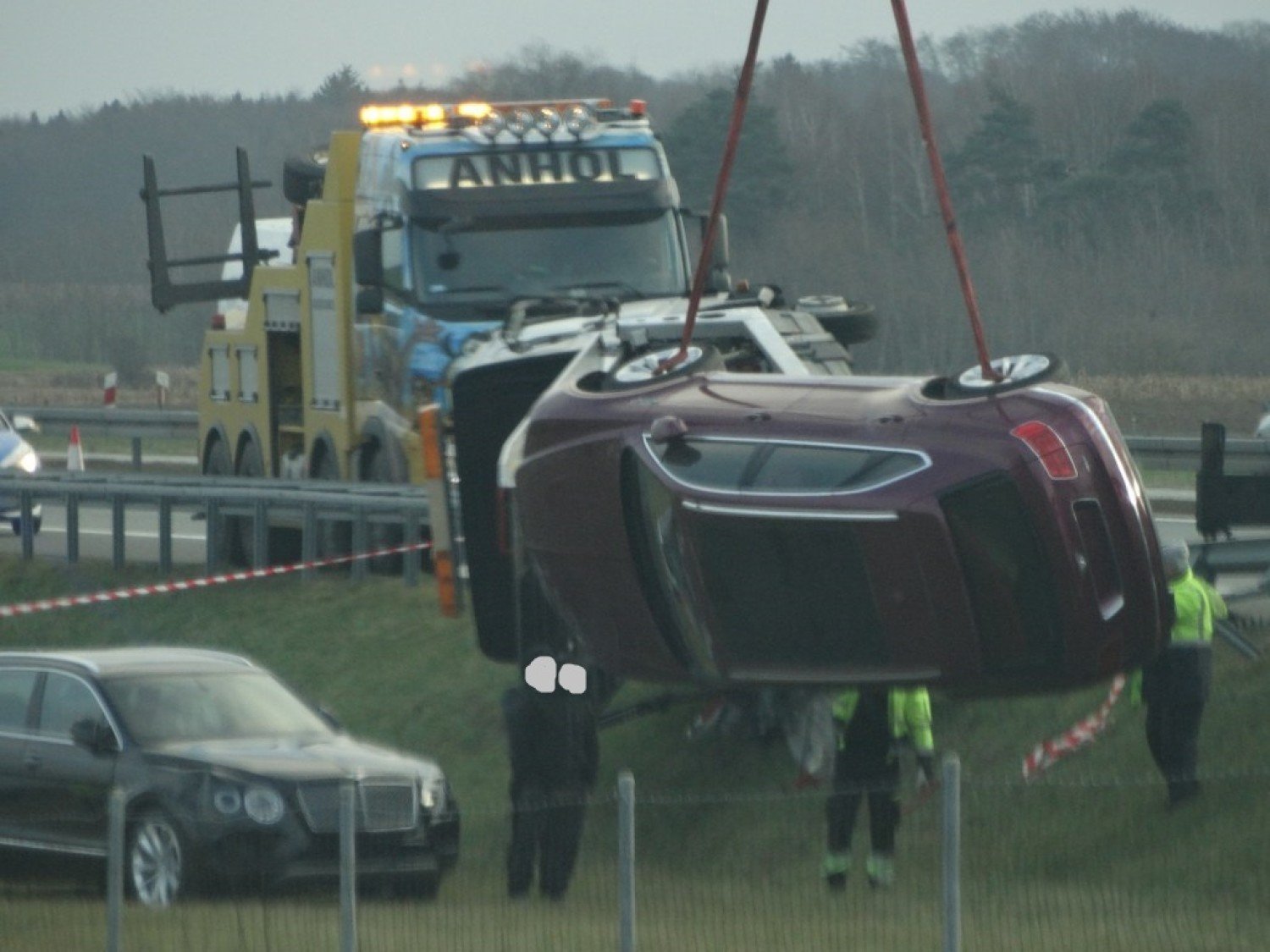 Autostrada A2 Wypadek lawety z dwoma Bentleyami Bentayga