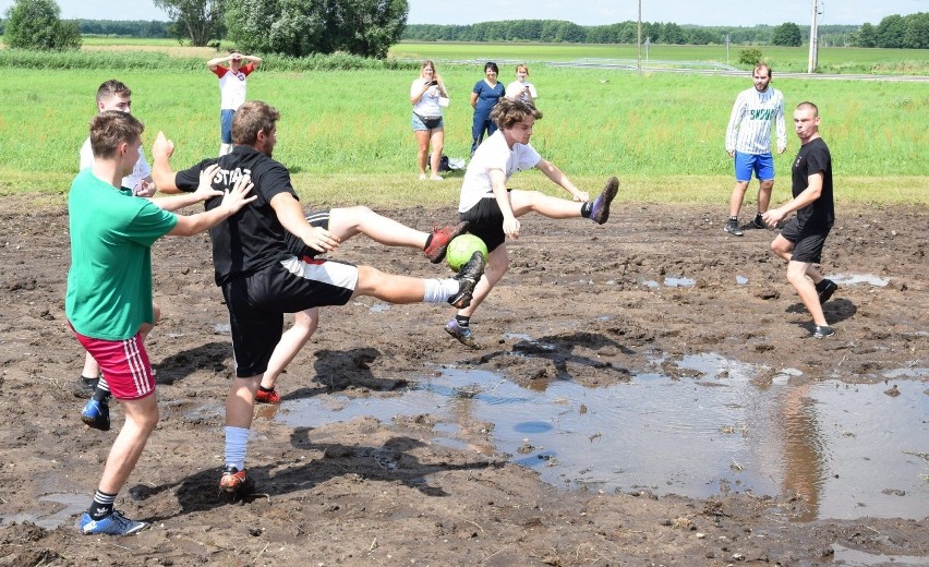 Kręcko, 10 lipca 2021. Turniej piłki nożnej błotnej w ramach...