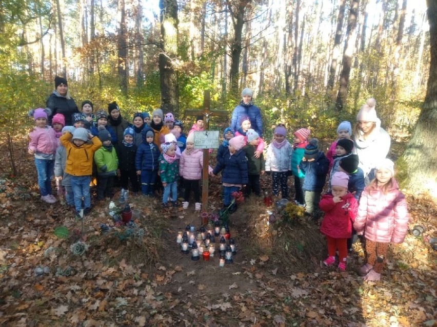 Przedszkolaki i uczniowie Szkoły Podstawowej w Kwileniu porządkowali groby na starym cmentarzu ewangelickim w Starej Kaźmierce