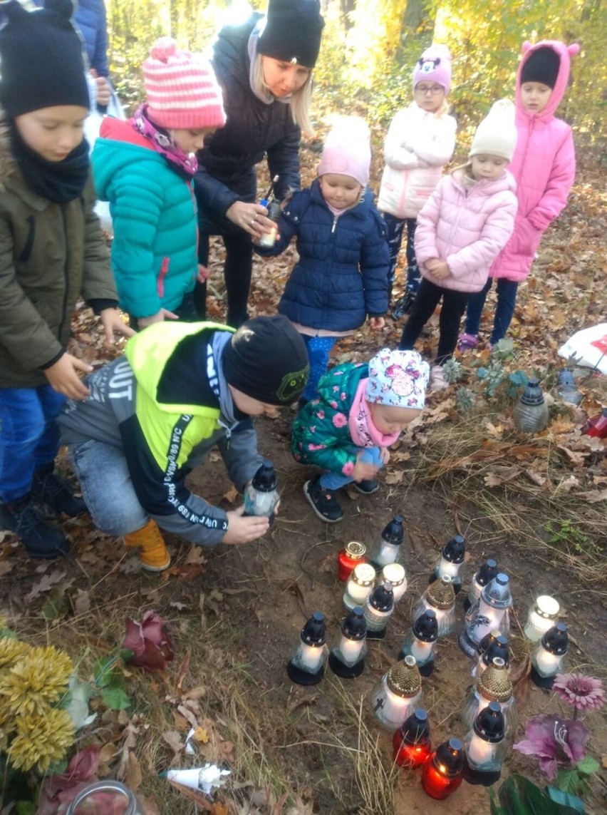 Przedszkolaki i uczniowie Szkoły Podstawowej w Kwileniu porządkowali groby na starym cmentarzu ewangelickim w Starej Kaźmierce