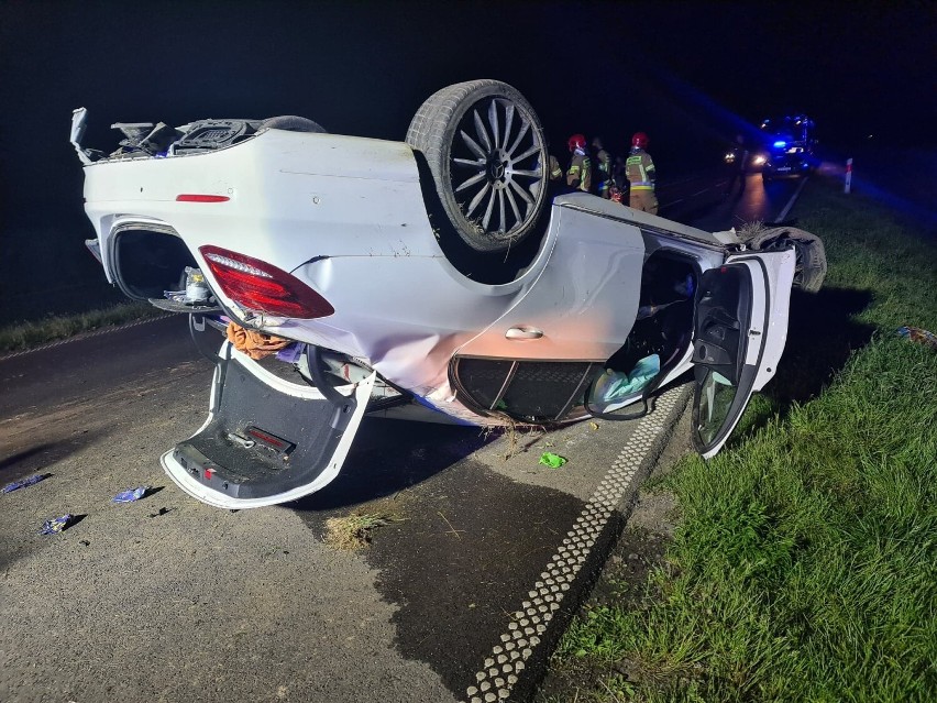 Wypadek na trasie Szamotuły - Obrzycko. Samochód zjechał na pobocze i dachował