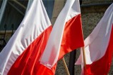 "Bądźmy razem, chociaż osobno". Władze powiatu apelują o wywieszenie flag