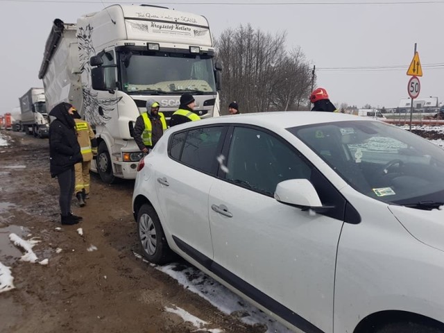 Zderzenie kilku pojazdów na drodze krajowej nr 94 w Modlnicy w gminie Wielka Wieś