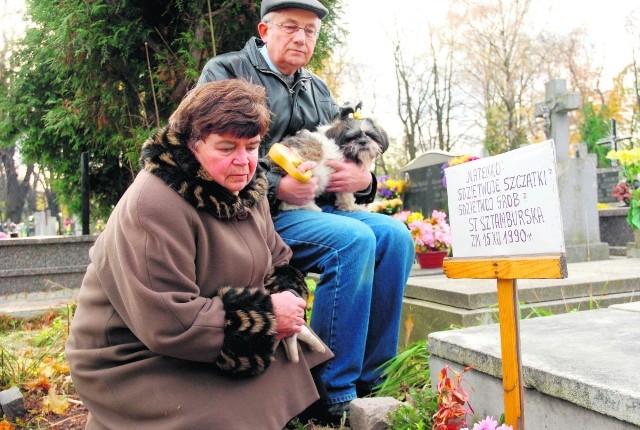 - W tym miejscu był pomnik naszej mamy - mówią Helena i Wiesław Wawrzyniakowie