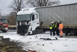 Zderzenie ciężarówek na DK 12. Są utrudnienia przy wyjeździe z Głogowa [ZDJĘCIA]