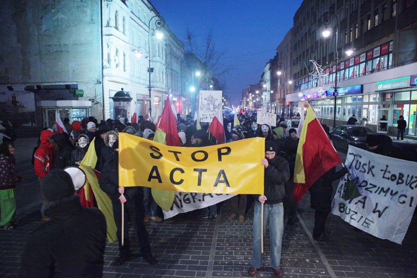 Protestujący przeciw ACTA w Łodzi