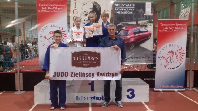 Zawodnicy Judo Zielińscy Kwidzyn w towarzystwie trenera Artura Korocińskiego