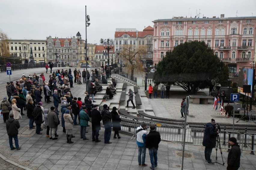 Przy spichrzach na ulicy Mostowej zebrali się mieszkańcy...