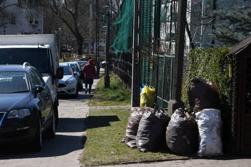 Śmieci wysypują się z pojemników, nie są odbierane z altan w Kielcach. Znamy przyczyny i sposób rozwiązania problemu (ZDJĘCIA)