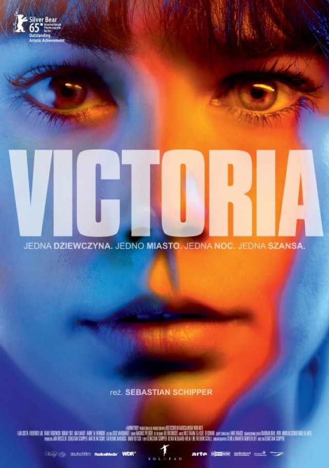 „Victoria” to czwarty z kolei film w dorobku Sebastiana Schippera. Victoria, młoda kobieta z Madrytu, po wyjściu z modnego klubu spotyka czterech chłopaków. Sonne i jego kumple to prawdziwi berlińczycy, którzy obiecują nowoprzybyłej, że odkryją przed nią alternatywny świat stolicy Niemiec, inny niż ten znany z miejskich przewodników. Zauroczona Sonnem dziewczyna nie ma nic do stracenia. Początkowo wszystko idzie zgodnie z planem. Berlin ma w zanadrzu dziesiątki fascynujących miejsc, a uczucie między Sonnem i Victorią staje się coraz bardziej poważne. Sielankę burzy prośba o zwrot niebezpiecznej przysługi, którą chłopcy są winni tajemniczemu gangsterowi. Film jest ciekawie formalnie zrealizowany.