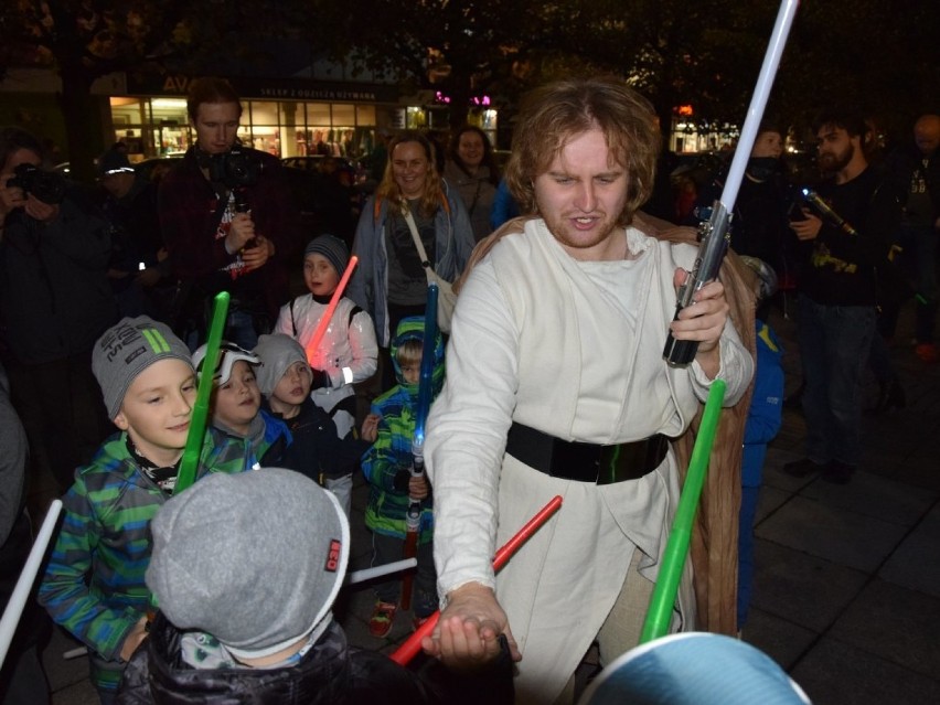 Pojedynek na miecze świetlne w centrum Szczecina [WIDEO]