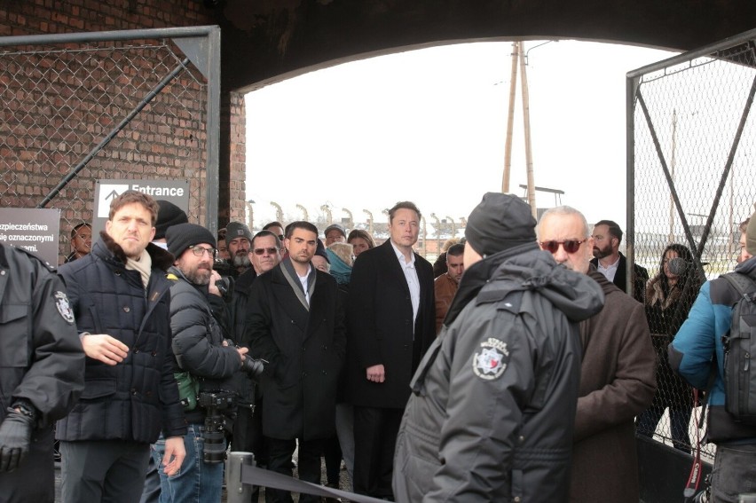 Eton Musk odwiedził Muzeum Auschwitz - Birkenau
