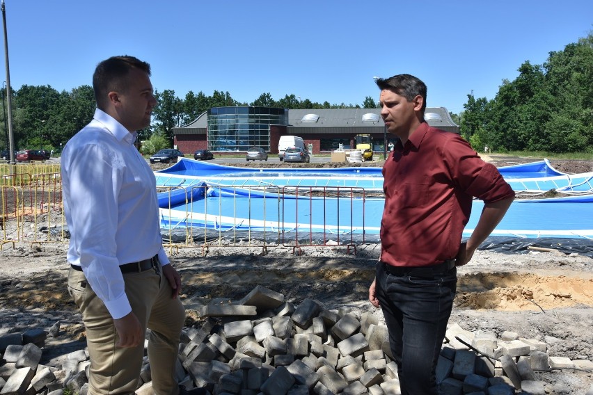 Prezydent Marek Materek przeniósł gabinet pod wiatę i na miejscu nadzoruje instalację basenów letnich