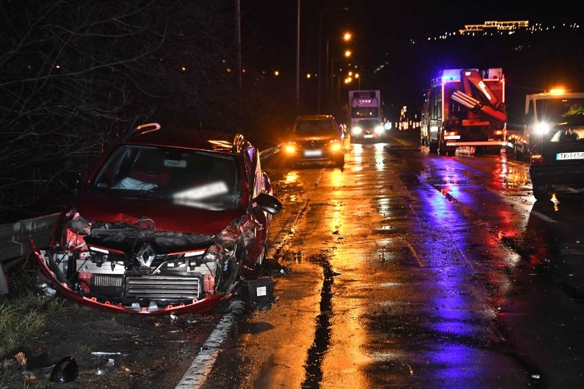 Czołowe zderzenie w Kielcach. Do szpitala trafiły trzy osoby