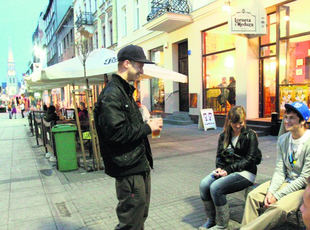 Picie alkoholu dozwolone jest tylko w letnich ogródkach lokali