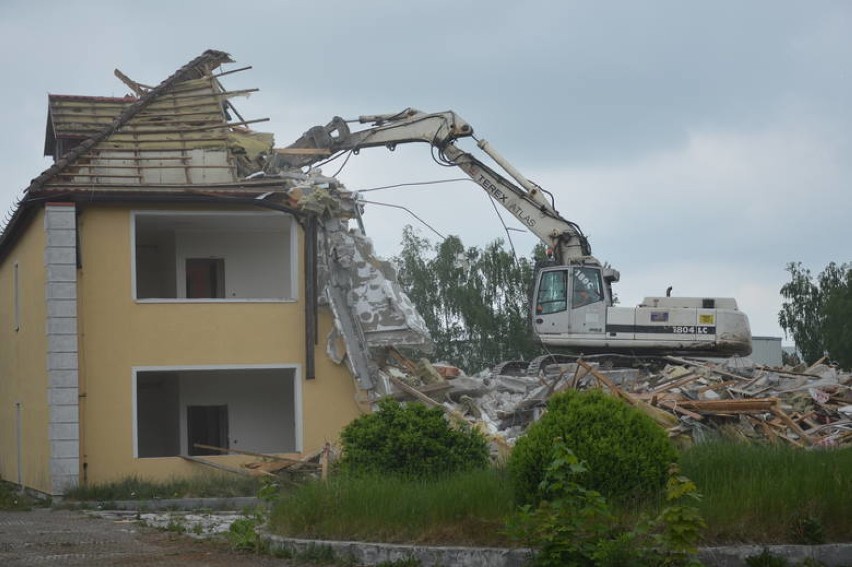 Tak wyglądało wyburzanie hotelu Hayduk w Żarach. Dziś to już...