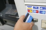 Ukradli bankomat w Sobieszowie. Złodziei nagrały kamery, poszukuje ich policja