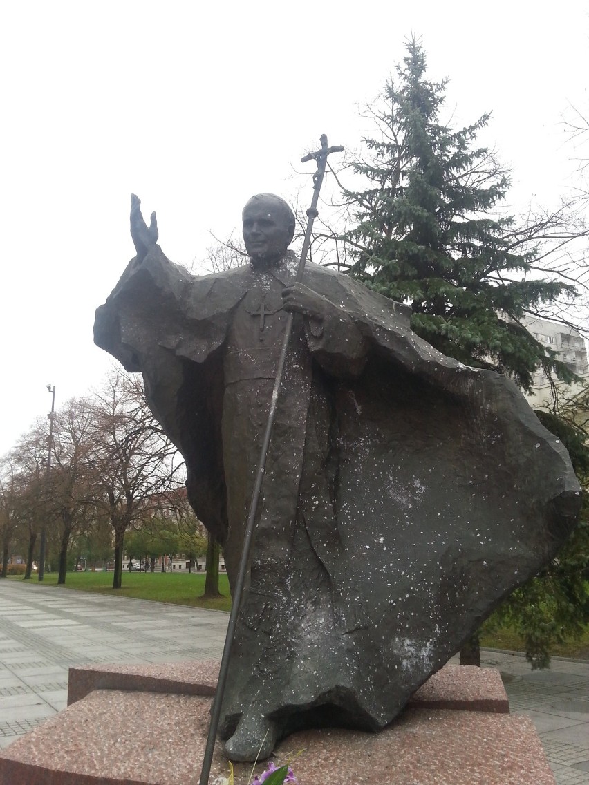 Pomnik Jana Pawła II przed katedrą w Łodzi zdewastowany przez pijaną młodzież [ZDJĘCIA]