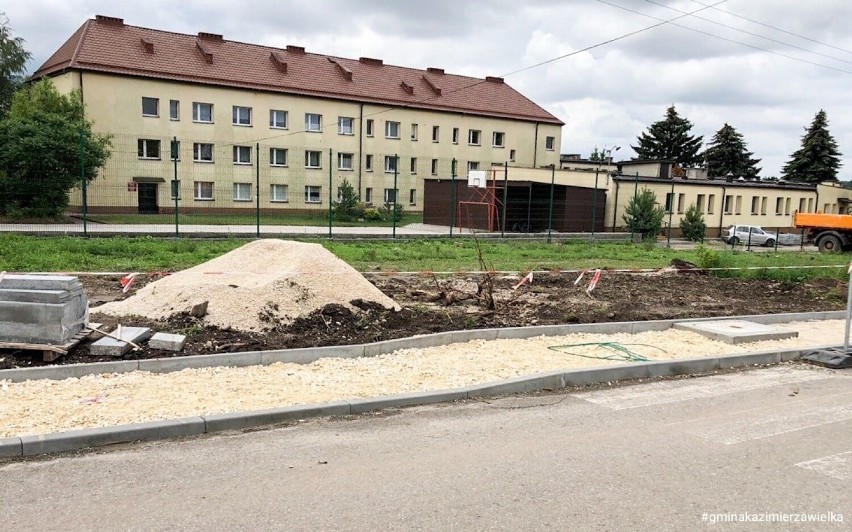Budowa chodnika przy ulicy Tadeusza Kościuszki w Kazimierzy Wielkiej na ukończeniu. W okolicy pływalni Wodny Raj będzie bezpieczniej 