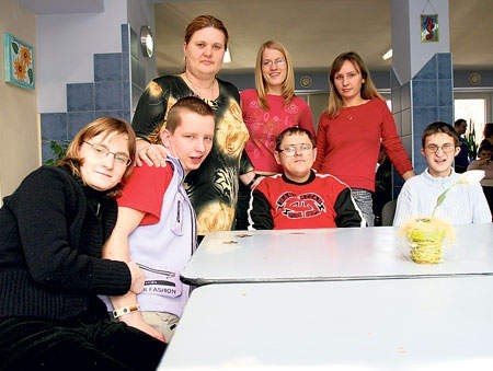 Uczestnikami pracowni opiekuńczo-wolontaryjnej są (od lewej): Ania, Monika, Zbyszek i Mirek. Za nimi stoi Iza wraz opiekunkami Jadwigą Luszczyk i Sylwią Kiełkowską.