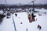 Górka Szczęśliwicka. Stok narciarski w Warszawie. Tu pojeździsz na nartach nie tylko w środku zimy [WIDEO] 