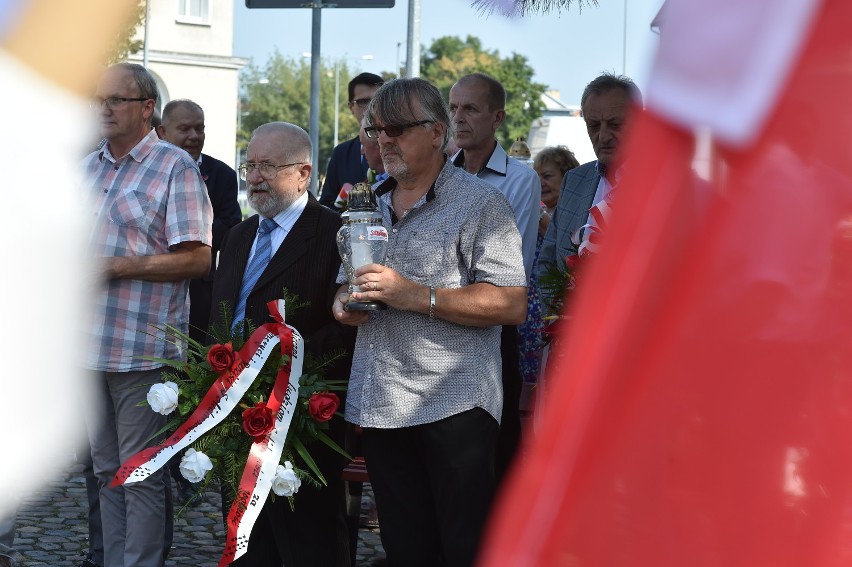Solidarność świętowała 39.rocznicę powstania w Lesznie. Znicze i wiązanki pod pomnikiem [ZDJĘCIA]