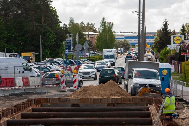 Rozpoczął się kolejny etap prac przy rozbudowie ul. Kolbego w Bydgoszczy. W ramach inwestycji powstanie buspas, droga rowerowa oraz chodniki. W czwartek (21 maja) część ulicy została zamknięta, wprowadzono również objazdy.