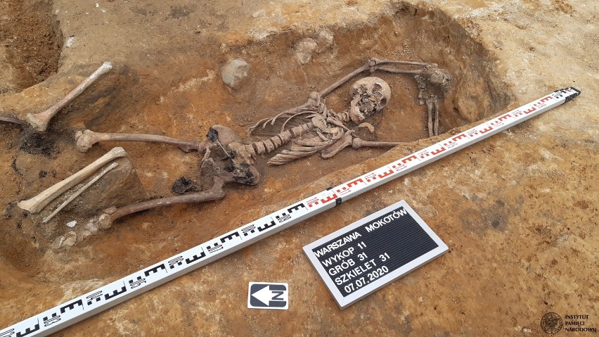 Ludzkie szczątki na terenie dawnego więzienia na Mokotowie. Ciało obwiązane drutem kolczastym, pogrzebane bez trumny