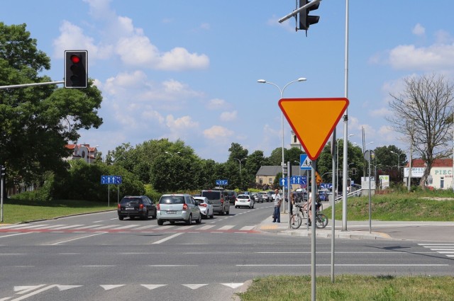 Na skrzyżowaniu alei IX Wieków Kielc, ulic Kościuszki i Starodomaszowskiej zmieniono sygnalizację świetlną i  tworzą się korki aż do Sandomierskiej. 

Zobacz kolejne zdjęcia