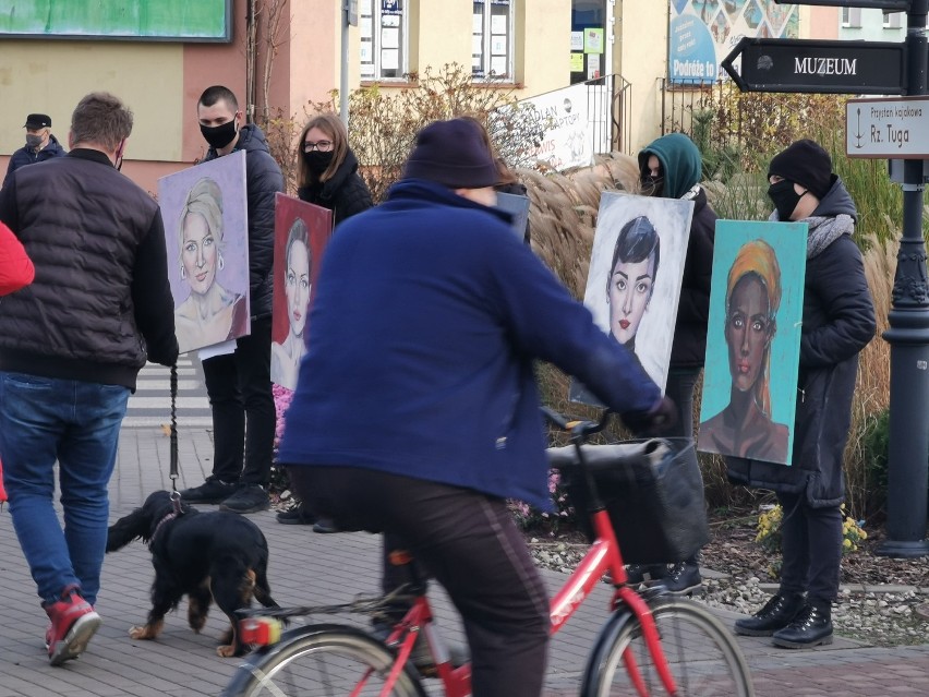 Żywe obrazy na ulicach Nowego Dworu Gdańskiego. To jedno z pierwszych takich wydarzeń [zdjęcia]