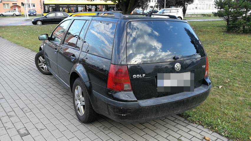 Zderzenie trzech aut na skrzyżowaniu Okrzei - Kapitulna we Włocławku. Sprawczyni zatrzymano prawo jazdy [zdjęcia]