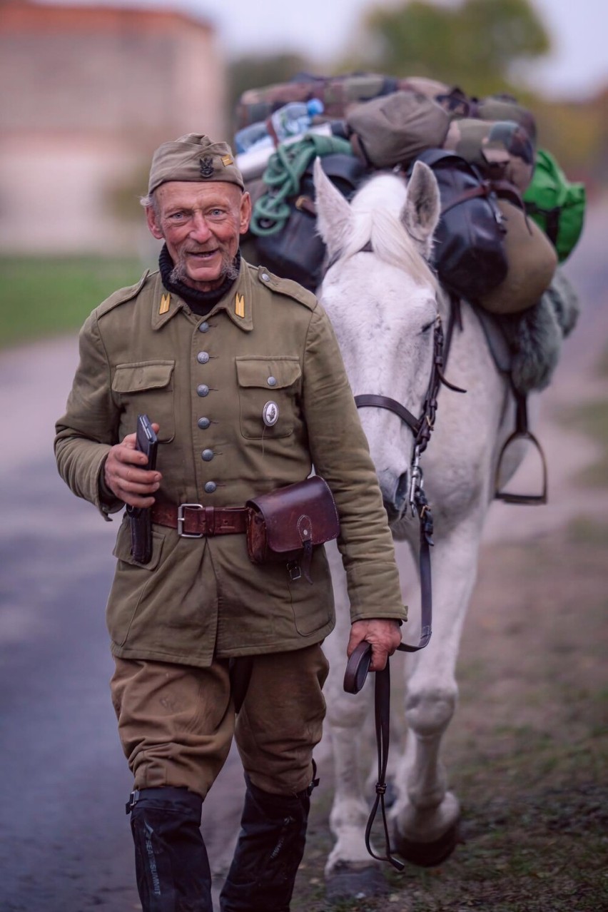 Patriotyczna wędrówka Pana Zbigniewa i jego konia po Polsce! Ułan odwiedził również nasze okolice