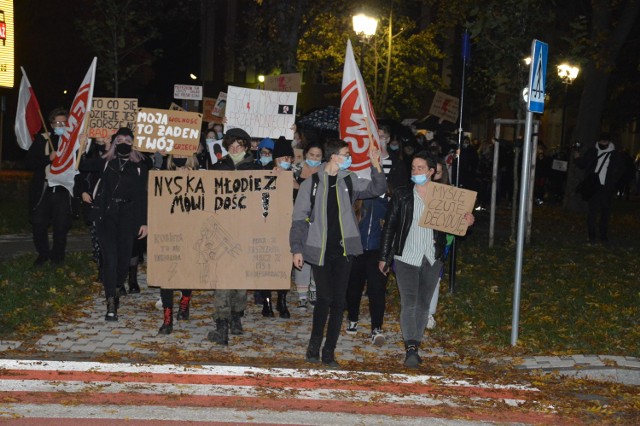 Manifestanci zablokowali rondo im. Lecha Kaczyńskiego przy wieży Wrocławskiej.