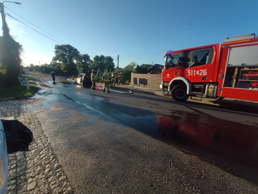 Pożar samochodu osobowego pod Oleśnicą. Na miejscu interweniują strażacy (ZDJĘCIA)