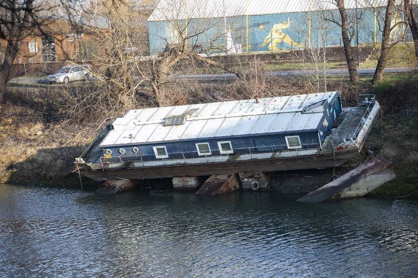 Barka w Porcie Czerniakowskim wystawiona na sprzedaż. Miasto chce się pozbyć opuszczonego obiektu