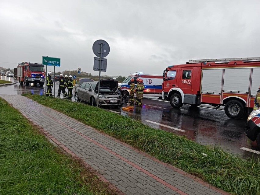 Groźne zderzenie dwóch osobówek na DK28 w Jaśle. Poszkodowanych czworo dorosłych i dziecko [ZDJĘCIA]