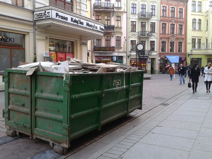 Toruń: Śmieci na ulicach miasta