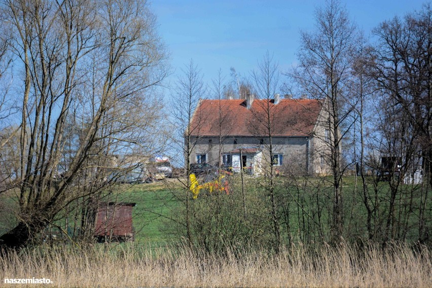 Śmigłowiec LPR lądował w Nowym Błonowie pod Grudziądzem. Zabrał do szpitala poparzone dziecko [zdjęcia, wideo]