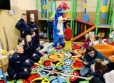 Młodzi policjanci z Katowic wręczyli prezenty dla podopiecznych domów dziecka