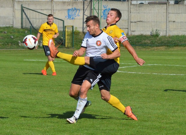 Marcin Kalinowski (z prawej, kapitan Trzebini) w starciu z Tomaszem Ogarem z Garbarni. W derbach Małopolski III ligi piłkarskiej, rozegranych w Trzebini, miejscowy MKS przegrał z Garbarnią Kraków 0:3.