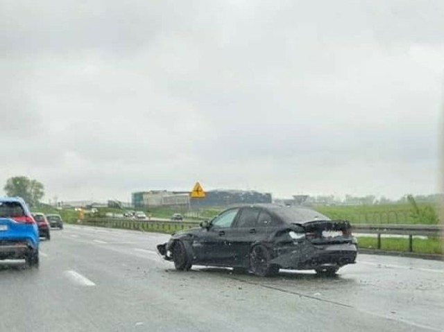 Samochód osobowy wjechał w bariery na A4 w Balicach. Są utrudnienia w ruchu