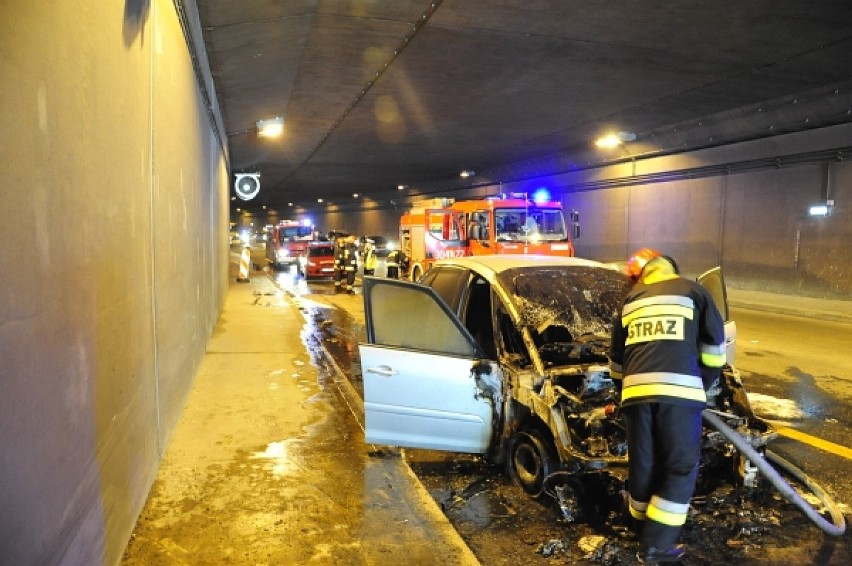 Pożar samochodu w tunelu Wisłostrady [zdjęcia]