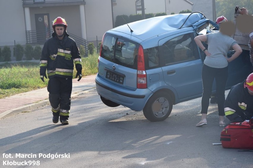 Wypadek w Dąbrówce. Fiat wbił się w dostawcze iveco ZDJĘCIA 