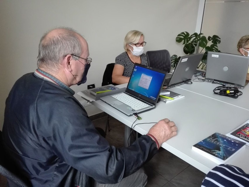 Seniorzy z Krzywinia poznają tajniki obsługi komputerów